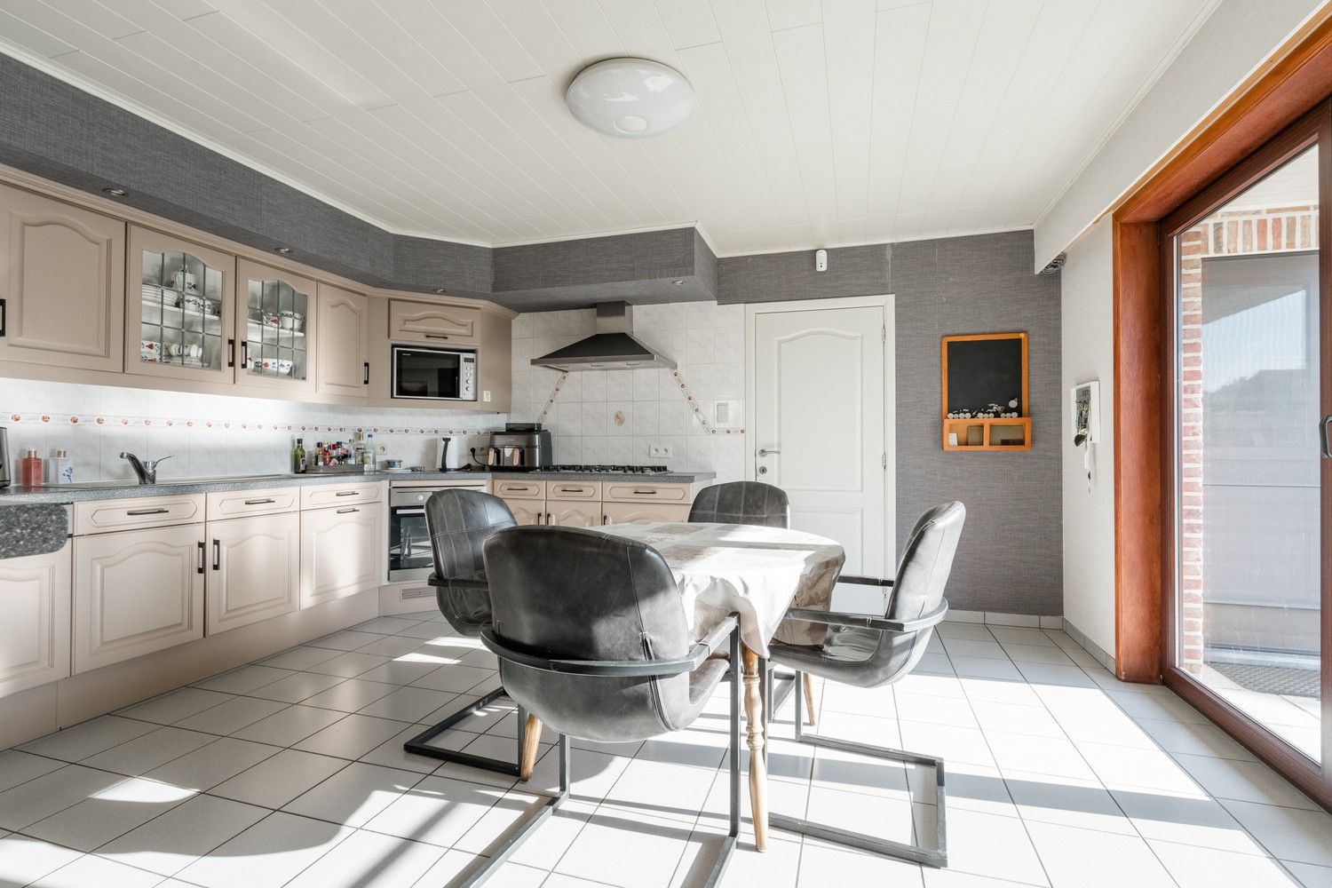 Vrijstaande woning met ruime garage en tuin, rustig gelegen nabij natuurgebied en Nederlandse grens foto 11