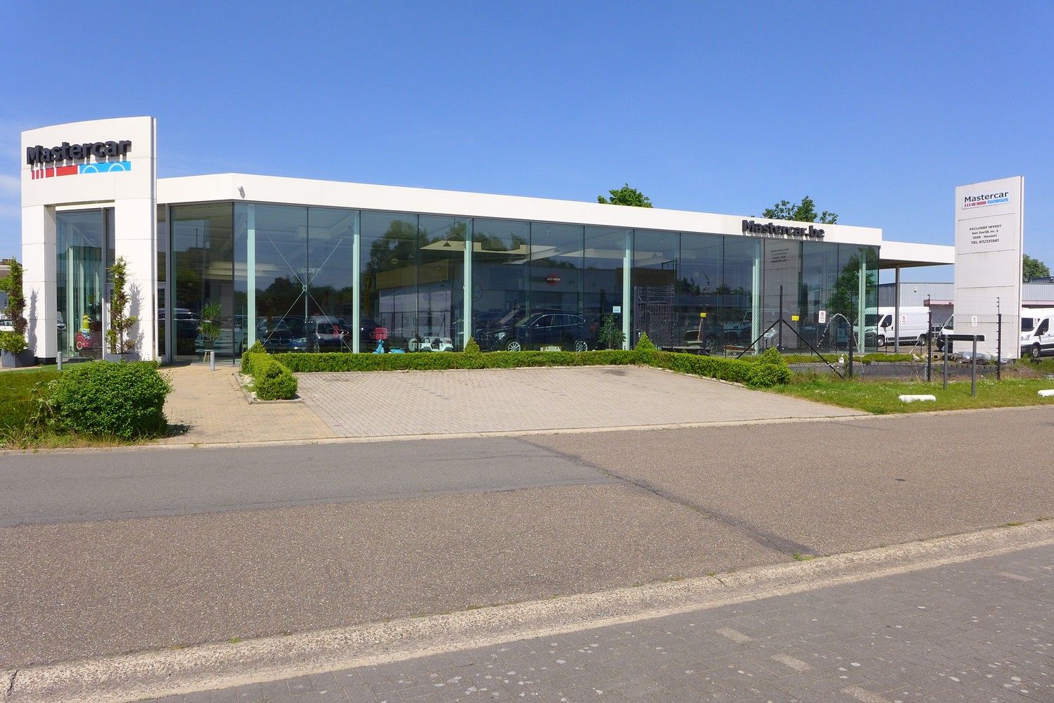 +/- 3000m² showroom/werkplaats foto 2