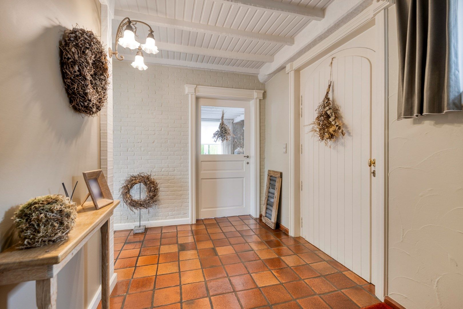 Ruime goed onderhouden woning op een prachtig perceel met praktijk mogelijkheid foto 2