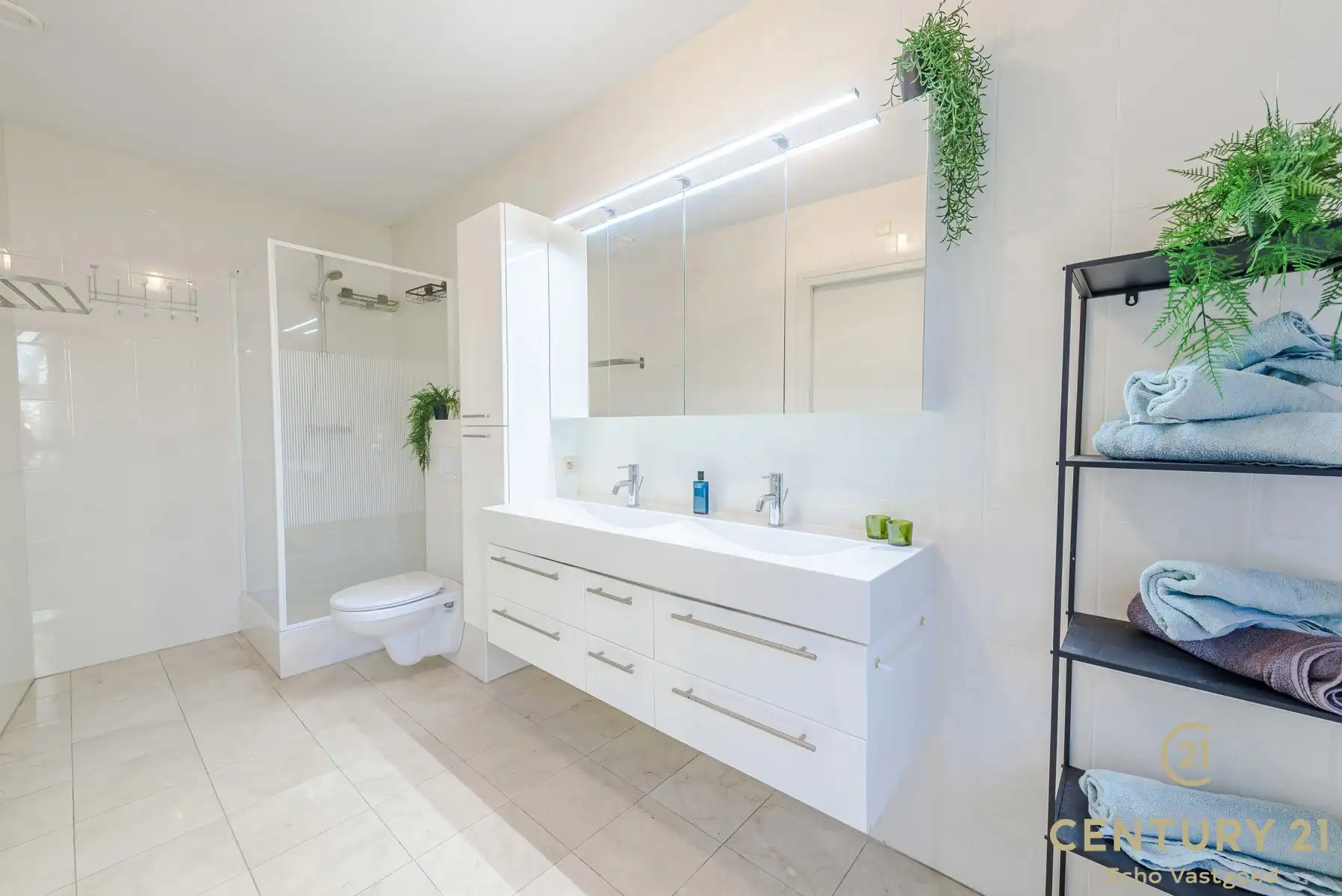 Ruim 2-slaap- 2badkamer appartement met terras en zwembad foto 16