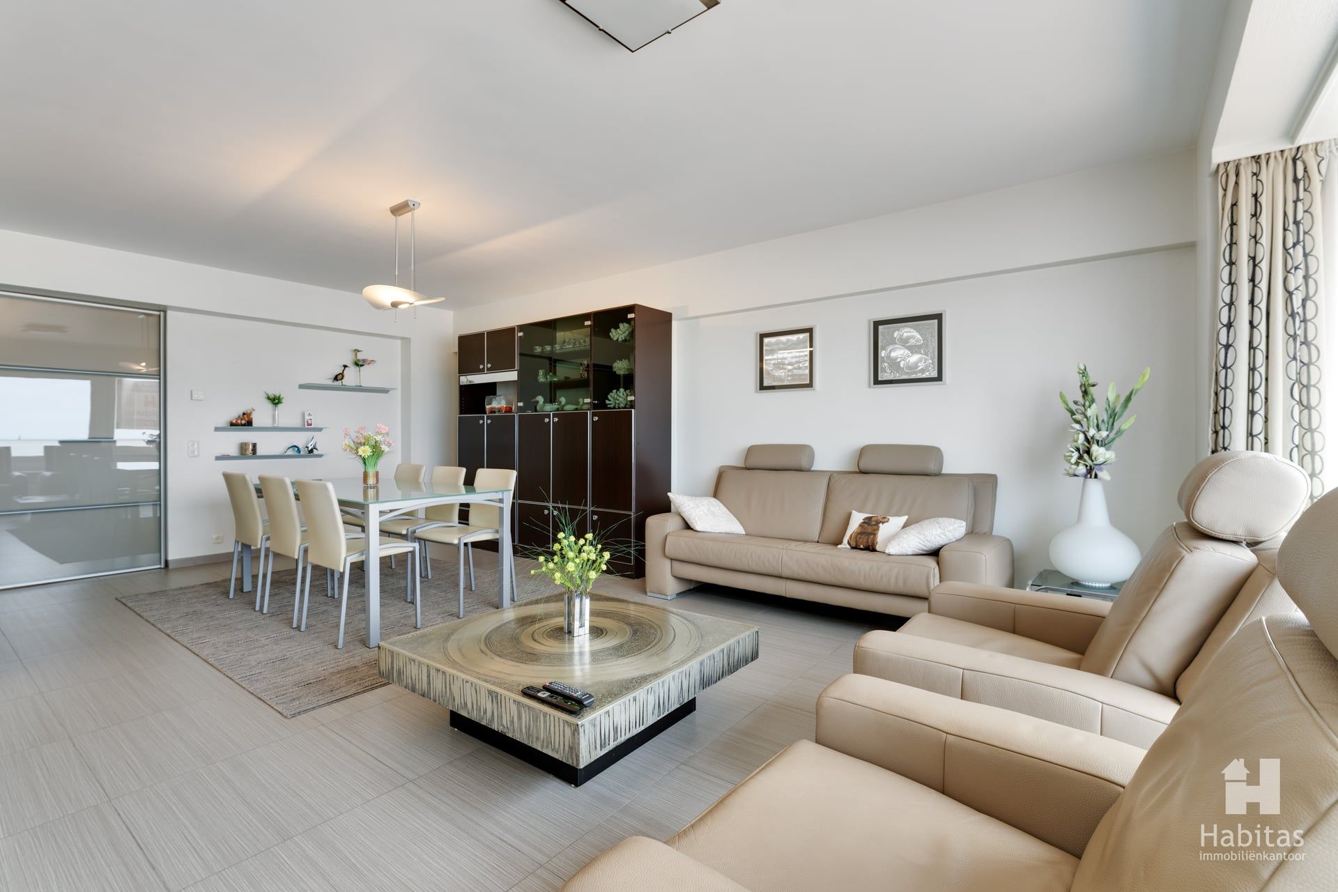 Bijzonder ruim en vernieuwd appartement met breed frontaal zeezicht foto 5