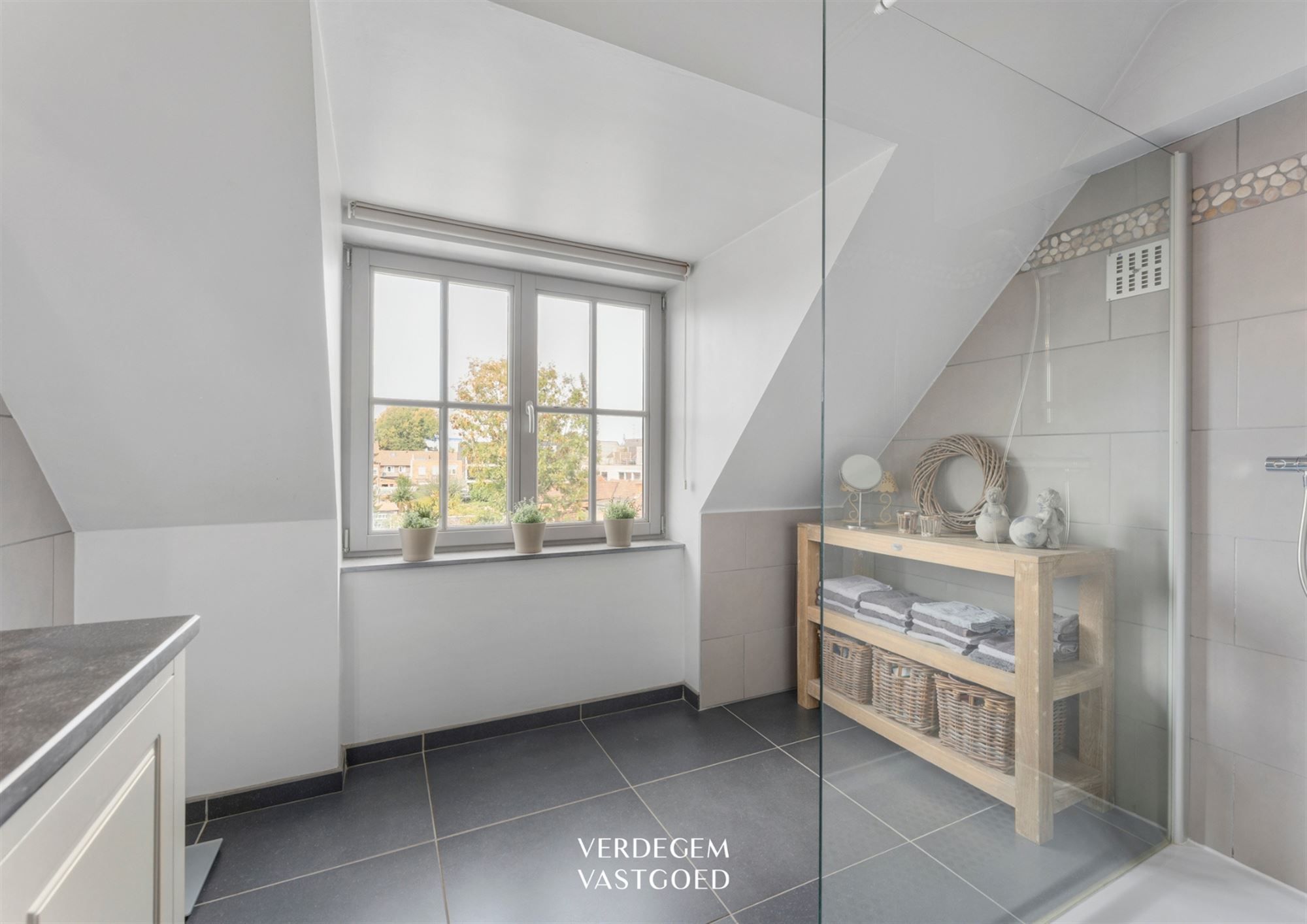 Prachtig appartement in landelijke stijl met groot terras, 2 slaapkamers, unieke carport en gemeenschappelijke tuin foto 12