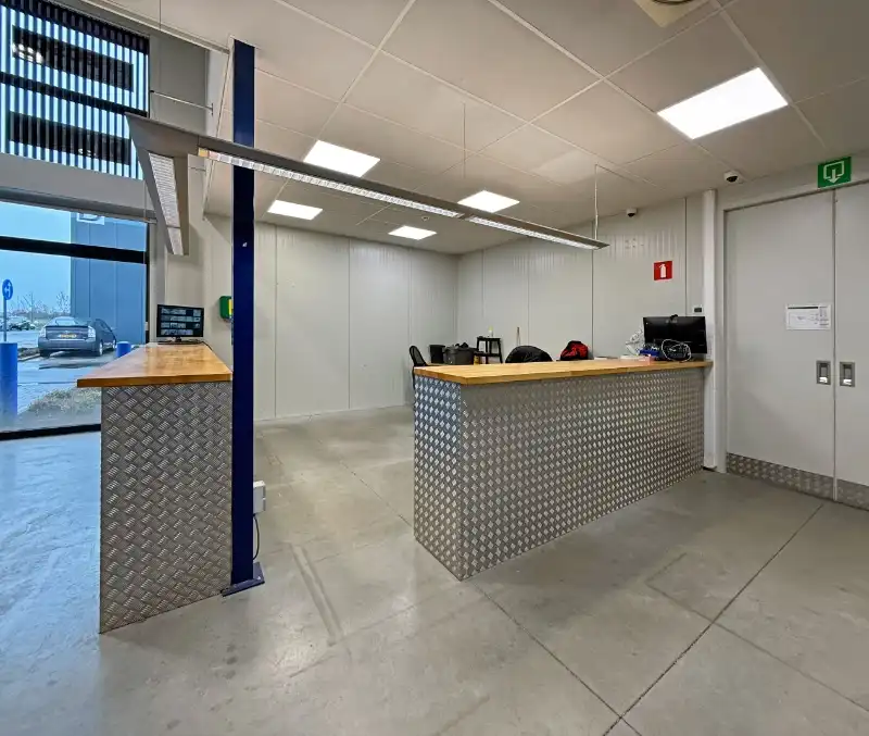 Magazijn met showroom te huur foto 10