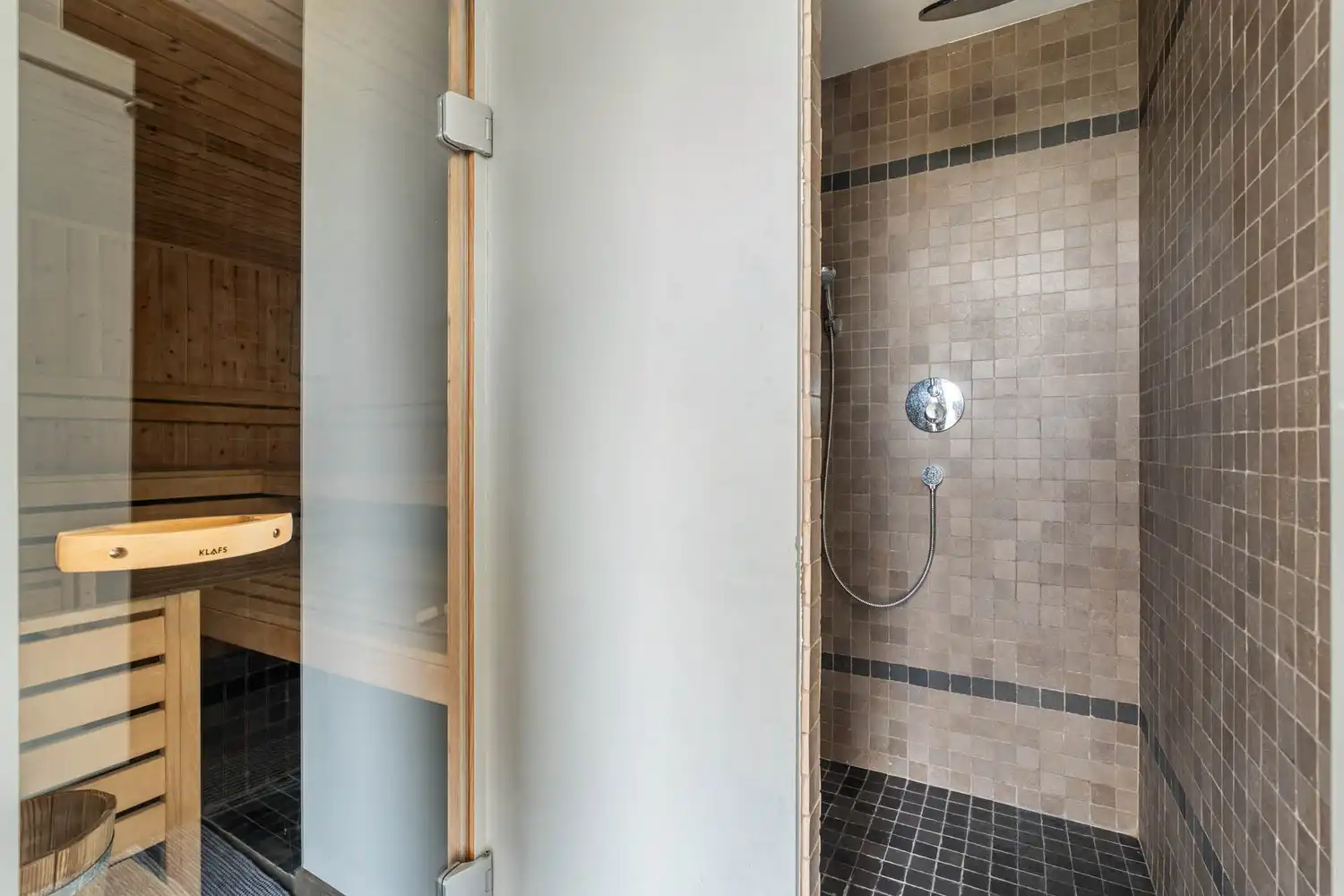 Unieke industriële loft van 240 m² met panoramisch dakterras van 96 m², jacuzzi en sauna foto 24