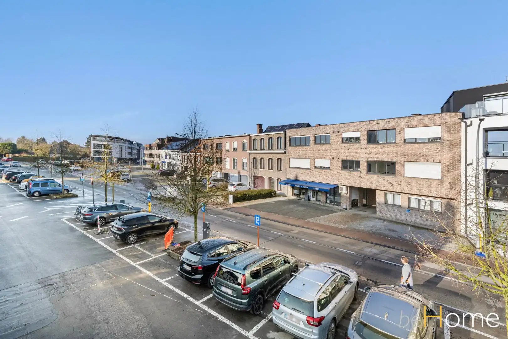 Op zoek naar een opbrengsteigendom met handelspand, 2 appartementen en 4 garages in hartje Merchtem? Welkom Home!  foto 5