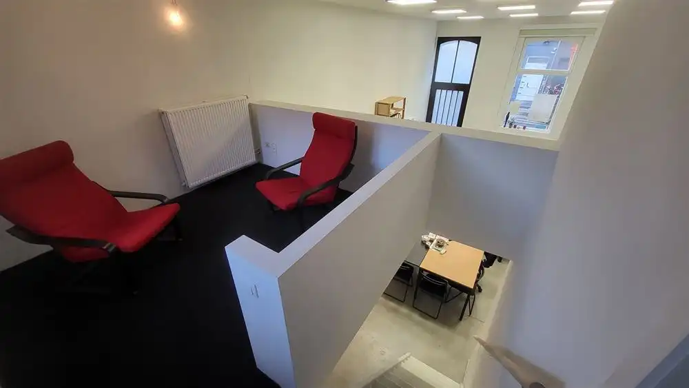 Top gelegen en ingerichte kantoor foto 6