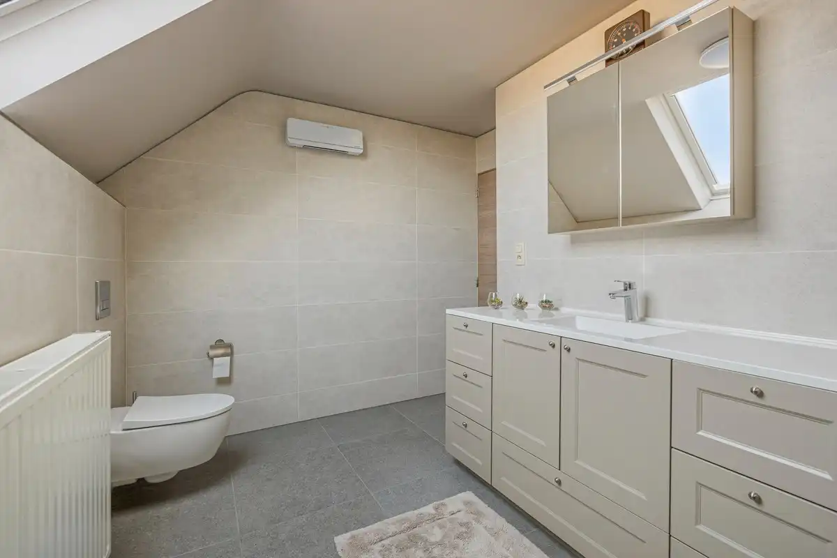 Instapklare villa met 3 slaapkamers, grote bureelkamer en garages foto 23