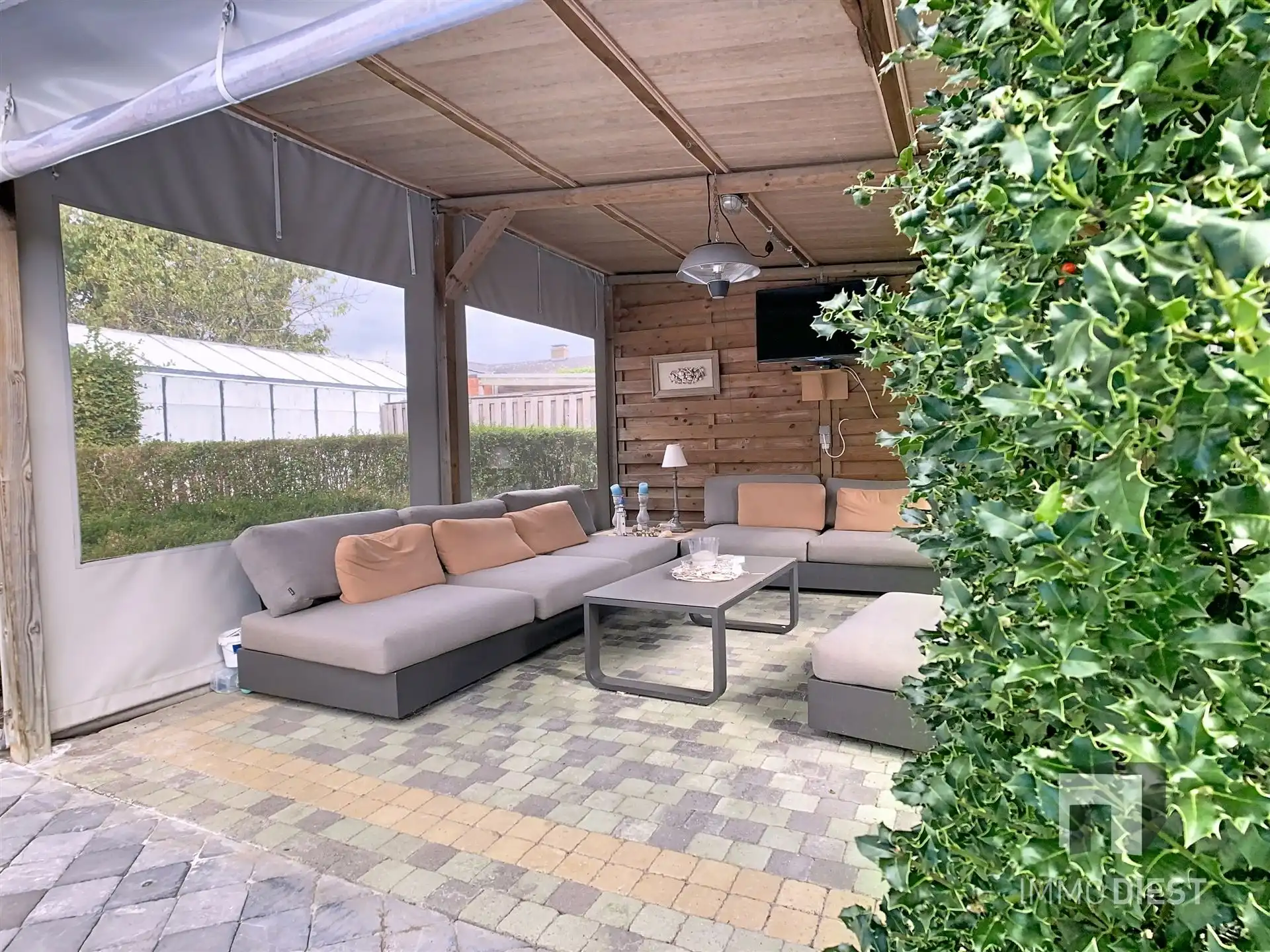 Energiezuinige en prima onderhouden gezinswoning met 4/5 slaapkamers en zwembad op 10 are. foto 44