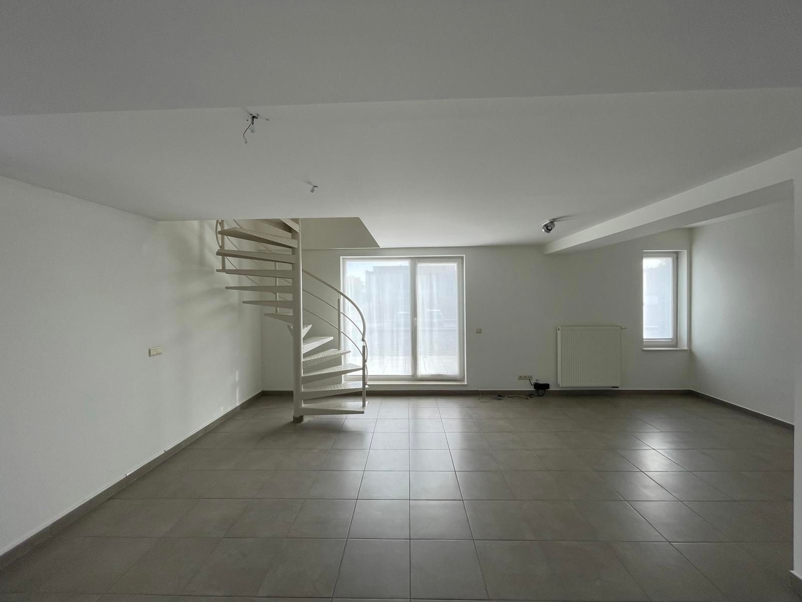 ERONDEGEM - Gerenoveerd duplexappartement met ruim terras. foto 4