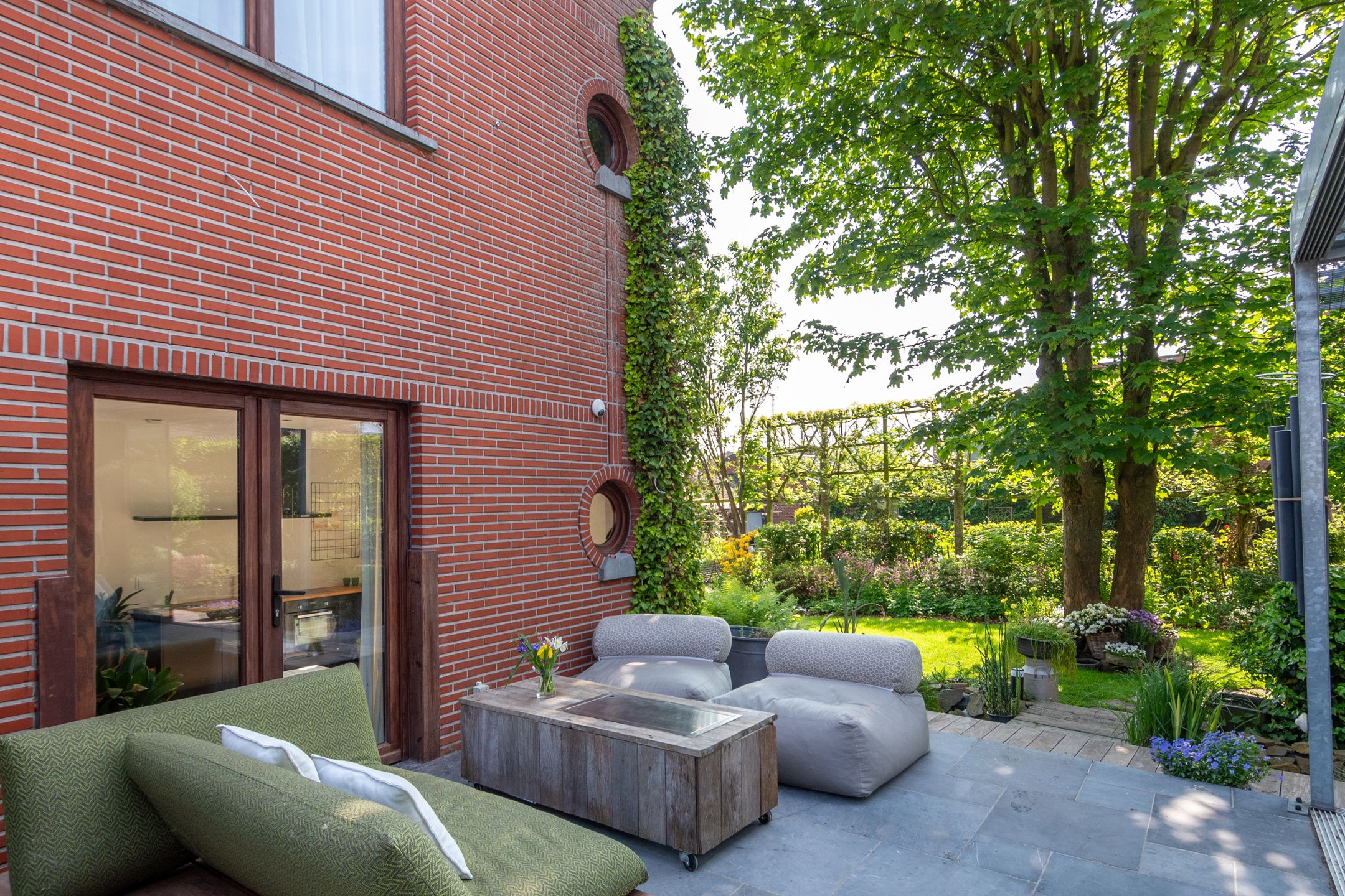 Meesterwoning met zorgflat, loft, burelen en opslag foto 16