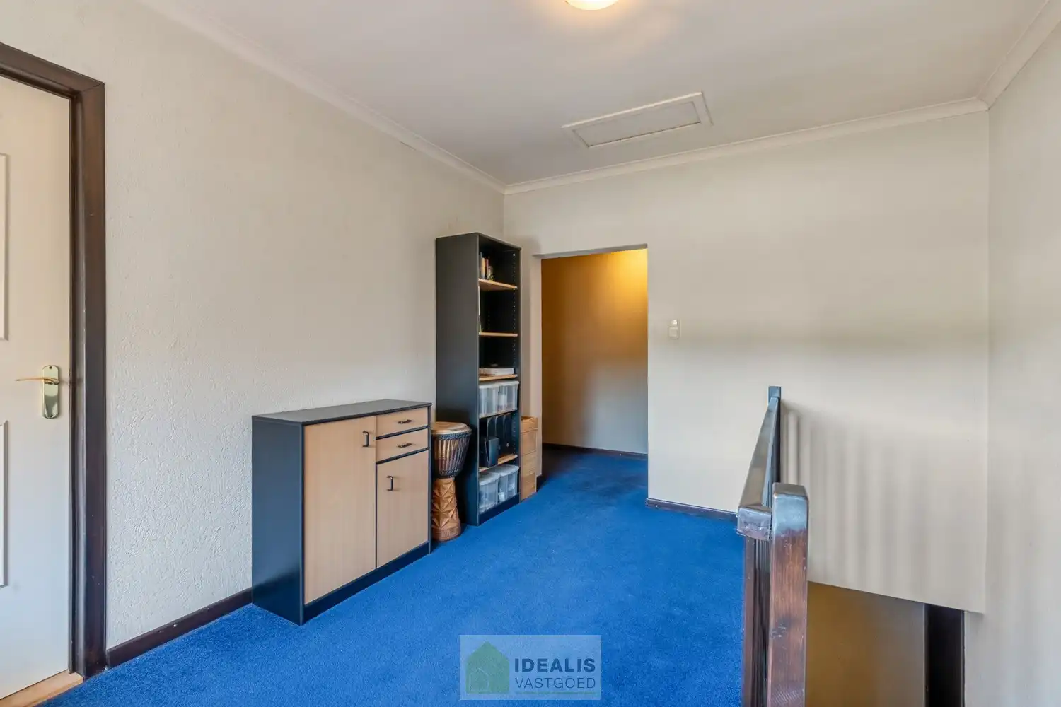 OP TE FRISSEN GEZINSWONING MET LICHTRIJKE LEEFRUIMTE EN AANSLUITEND RUIME KEUKEN, BERGING, BADKAMER VOORZIEN VAN DOUCHE EN BAD EN 3 SLAAPKAMERS OP EEN PERCEEL VAN 5A 37A - Deze woning omvat +-158m² bewoonbare oppervlakte verdeeld over een lichtrijke woonkamer met aansluitend een ruime keuken, berging, badkamer voorzien van douche en bad en 3 slaapkamers. De woning is gelegen op een aangenaam perceel van 5a 37ca vlakbij het centrum van Opitter (Bree), op fietsafstand van winkels, horeca en scholen,… Zeer geschikt voor kandidaten op zoek naar een op te frissen woning met karakter die ruimte en rust biedt doch dicht bij allerlei faciliteiten is gelegen. foto 12
