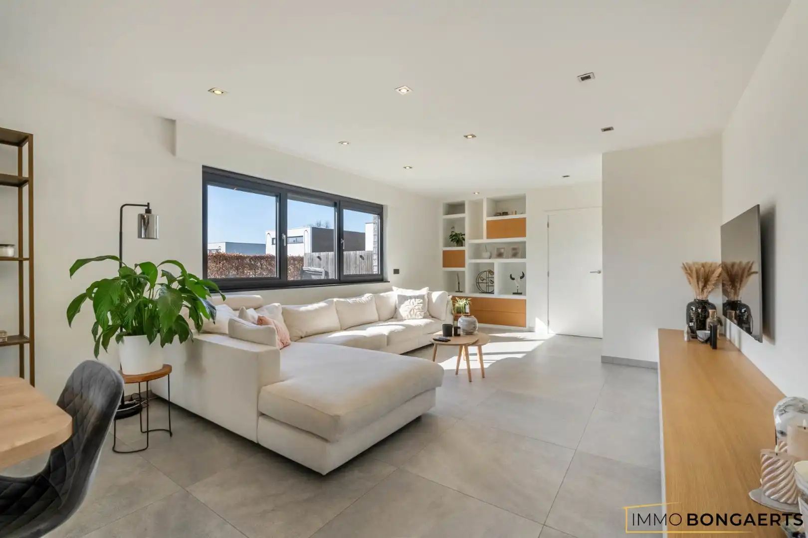 Energiezuinige woning met zwembad op rustige ligging in As foto 3