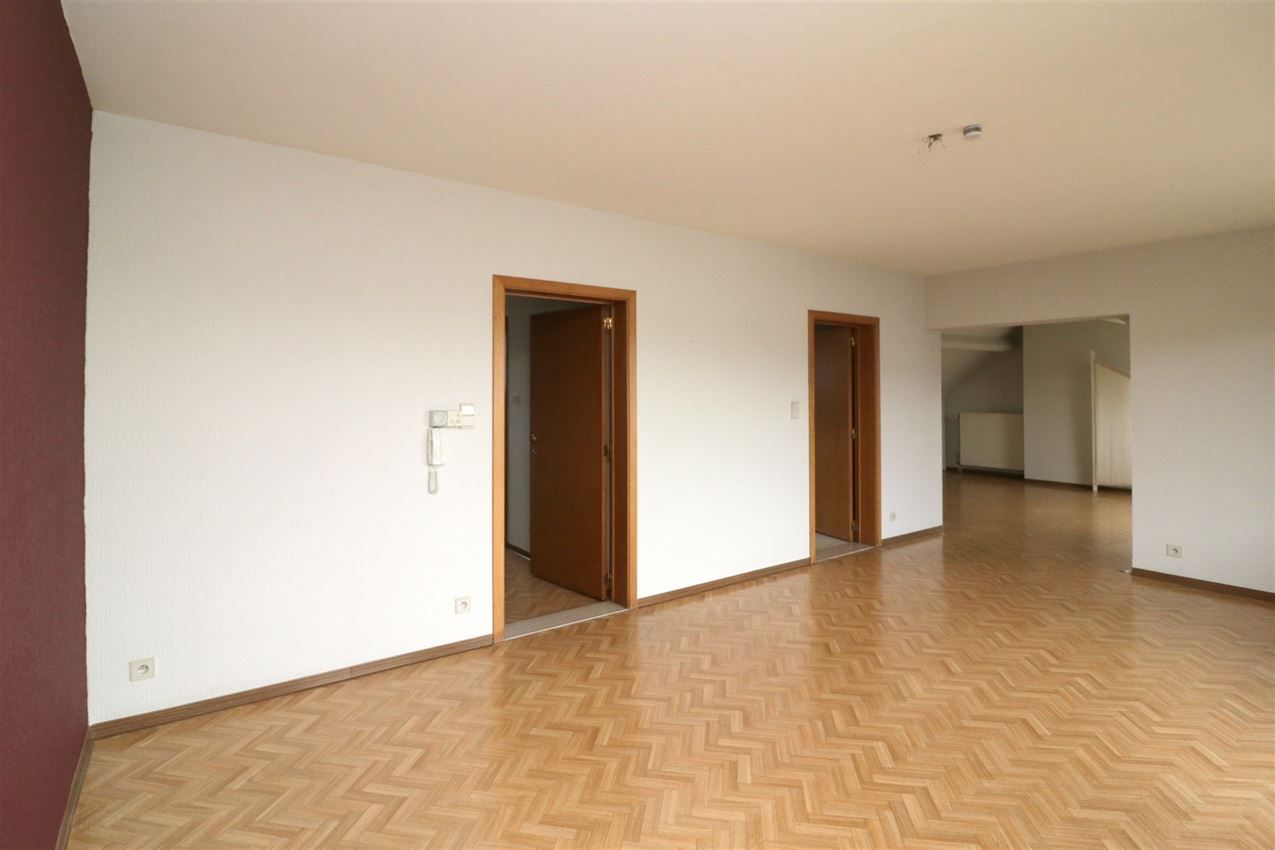 Centraal gelegen appartement met 3 slpk., garage en terras foto 8