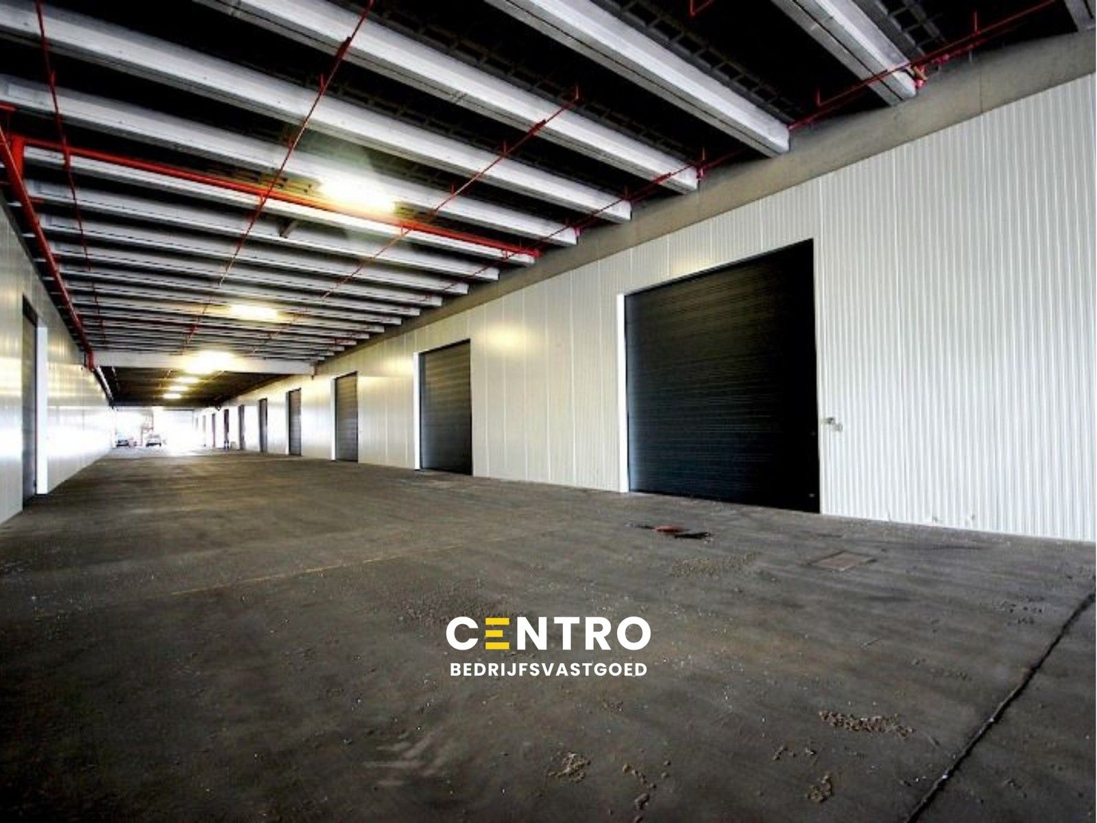 Instapklare OPSLAGRUIMTE (445m²) te huur met hoge, automatische sectionaalpoort (+ codeklavier) op industriezone "Herdersbrug" te 8000 Brugge foto {{pictureIndex}}