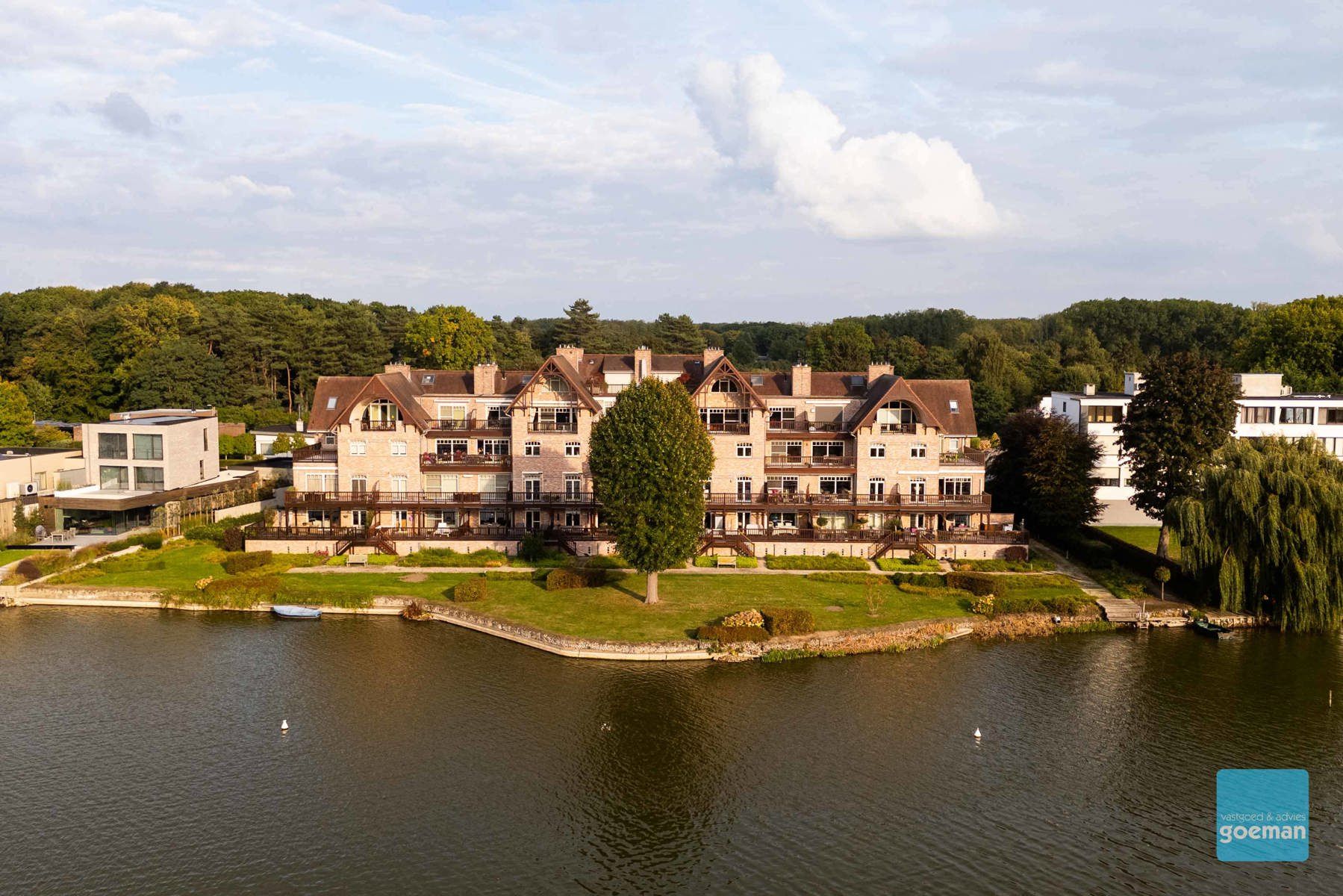 TE KOOP IN BERLARE: Luxueus appartement met adembenemend zicht op het Donkmeer – Berlare foto {{pictureIndex}}