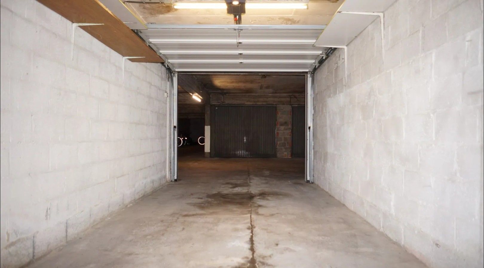 Ruime ondergrondse garage met elektrische poort te huur foto 2