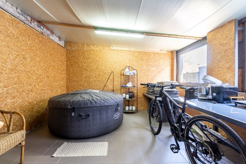 Instapklare woning met grote garage en tuin. foto 15
