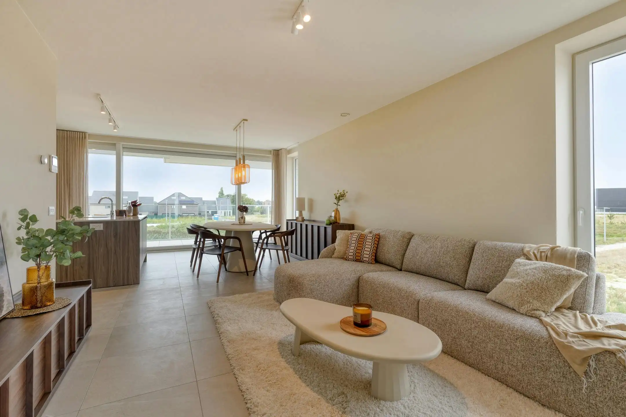 Volledig ingericht én geschilderde modelappartement! foto 3