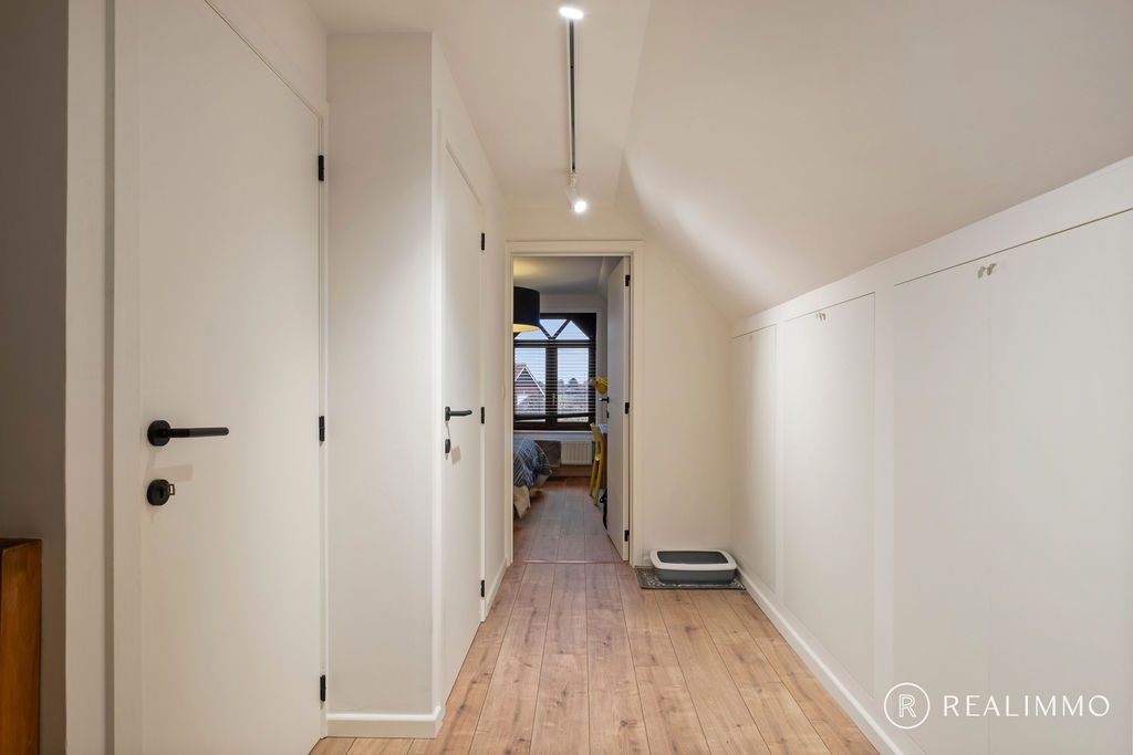 Ruime, lichtrijke woonst met 3 slaapkamers en garage foto 16