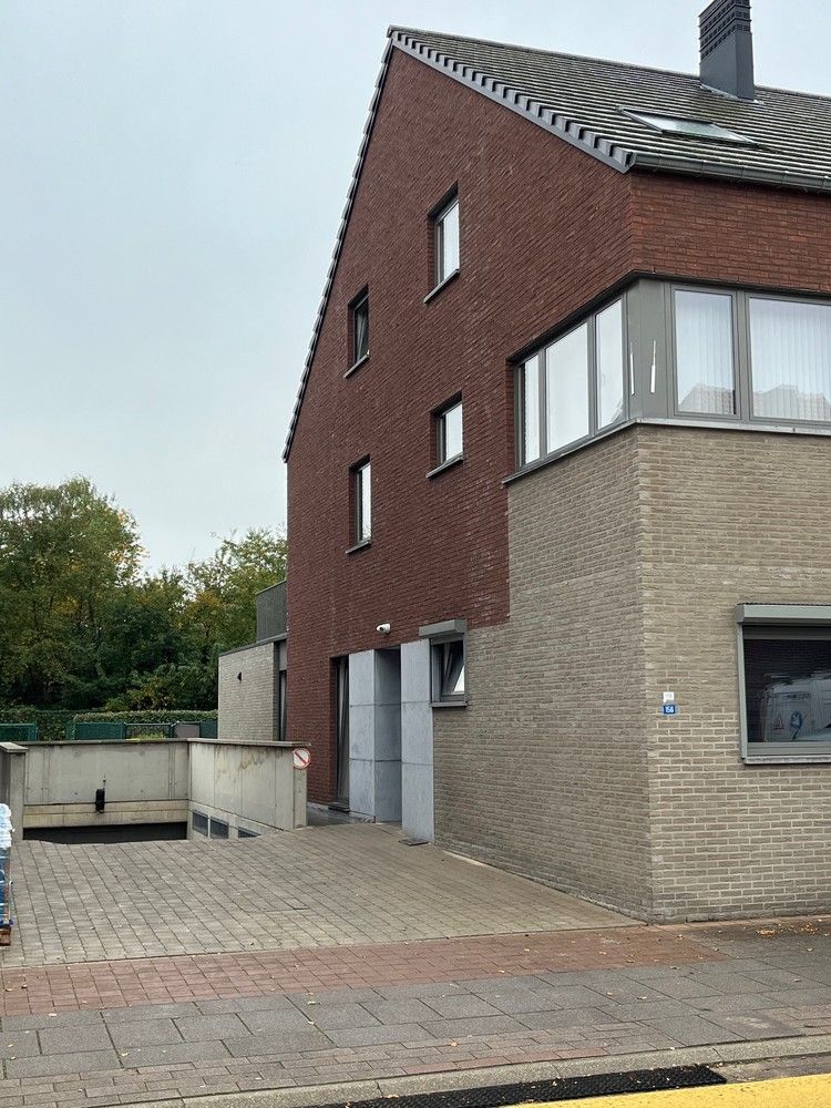 Ruim gelijkvloers appartement met 2 slk, lift, ruim terras met tuin en staanplaats in de kelder. foto 13