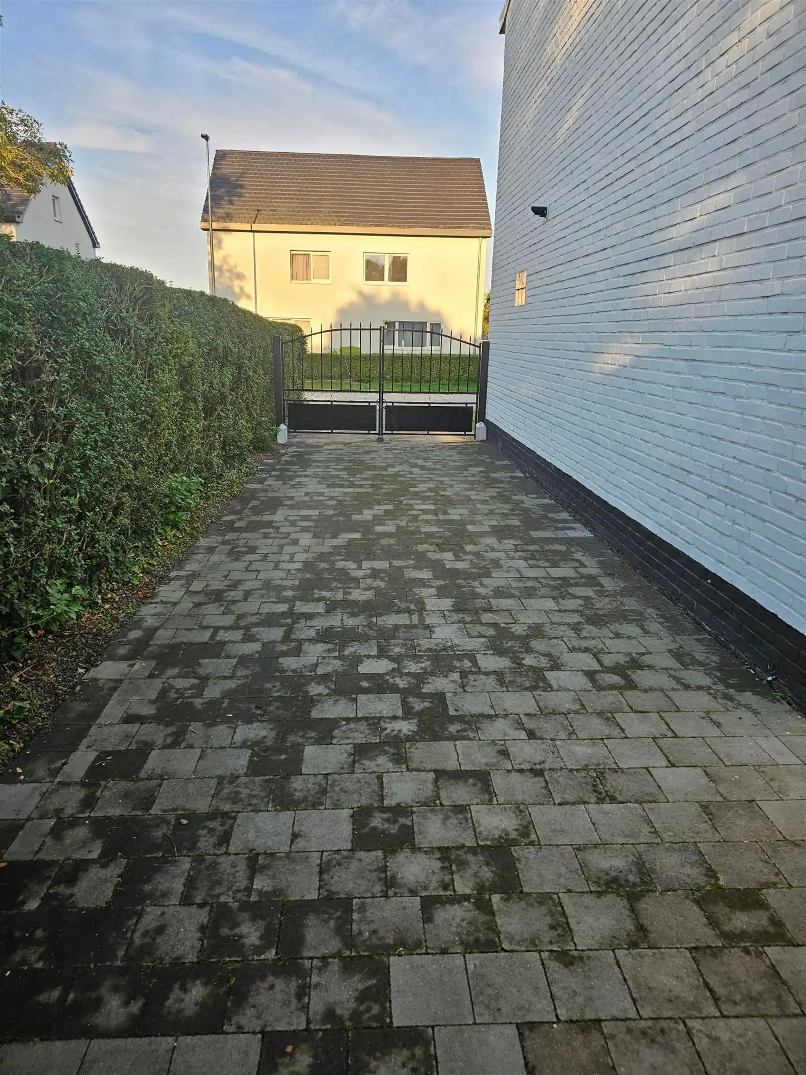 Gerenoveerde, rustig gelegen halfopen bebouwing met 3 slaapkamers en grote garage. foto 12