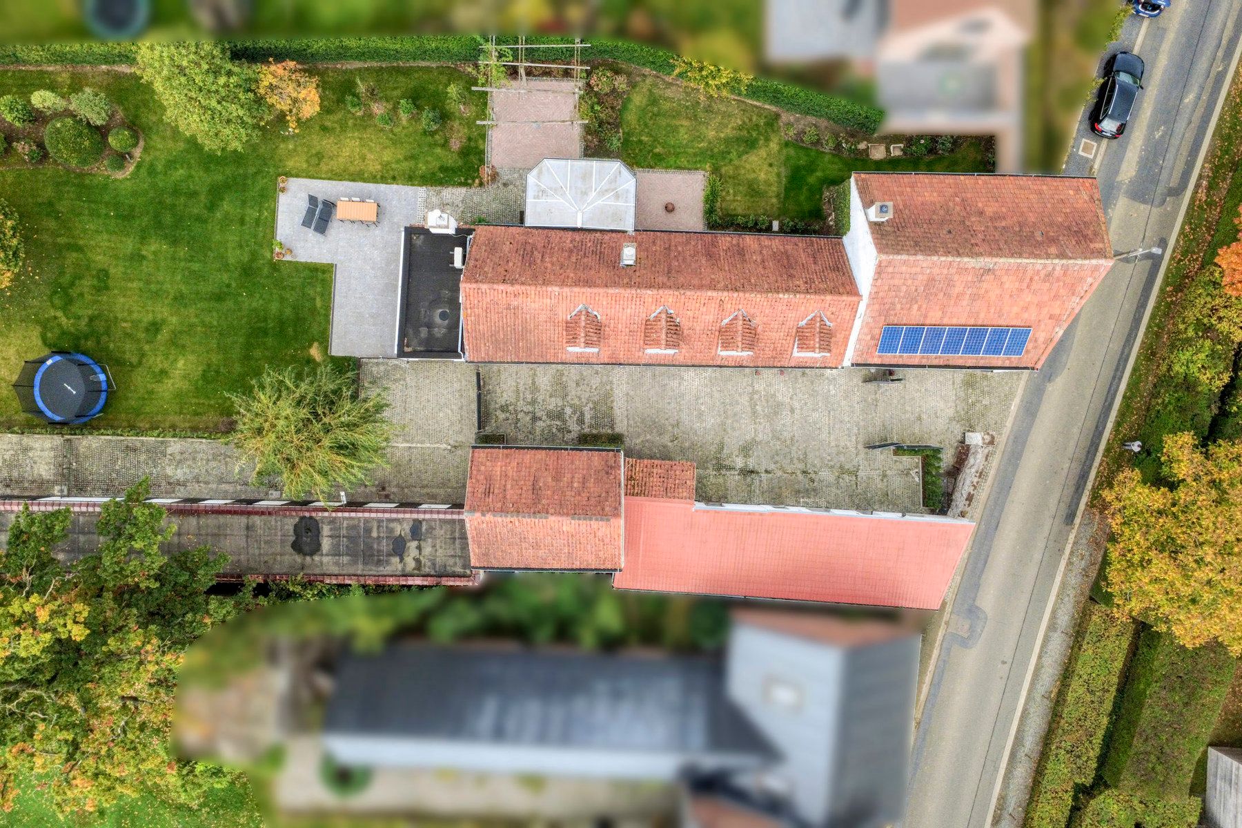 Gerenoveerde hoeve met bijgebouwen en 8 stallen. foto 5