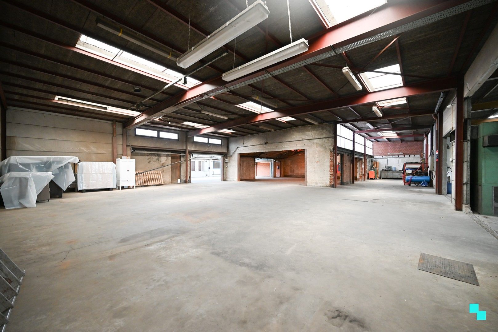 Te renoveren woning met magazijn op zichtlocatie in Izegem foto 5