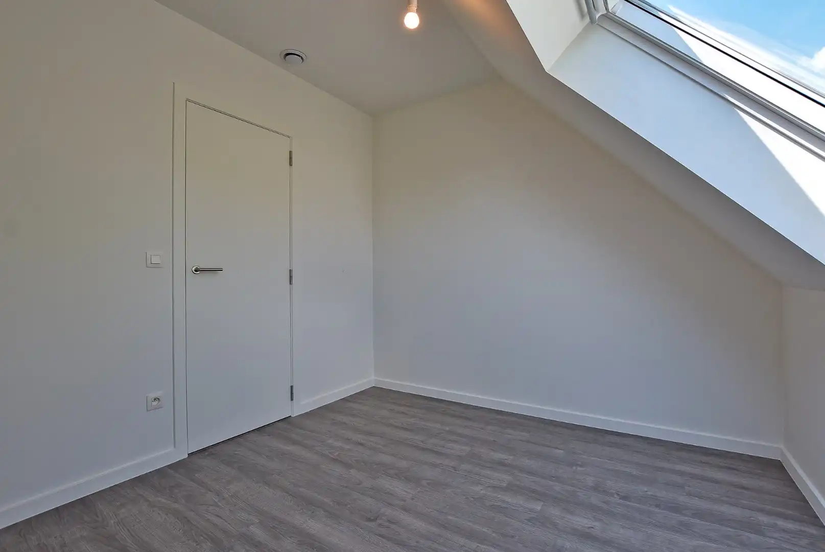 Ruime energiezuinige recente halfopen bebouwing  (2024) met inpandige garage op 258m² gelegen te Houthulst. foto 20