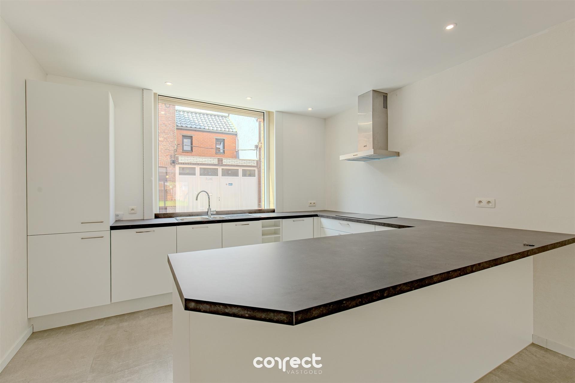 Volledig gerenoveerde, stijlvolle woning met 4 slaapkamers, 2 badkamers en een ruime zongerichte tuin, Instapklaar en energiezuinig! foto 5
