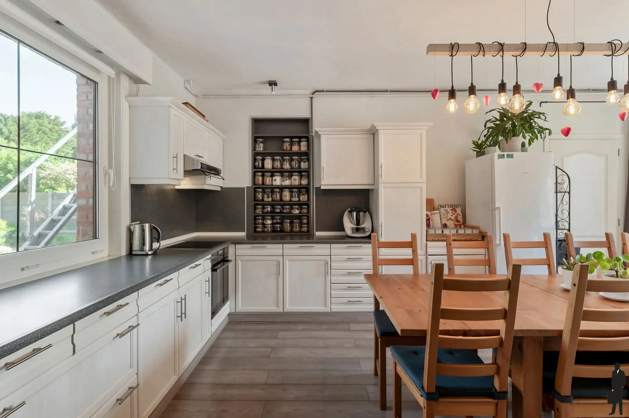 Charmante, zeer ruime, gerenoveerde ingenieursvilla in groen foto 4