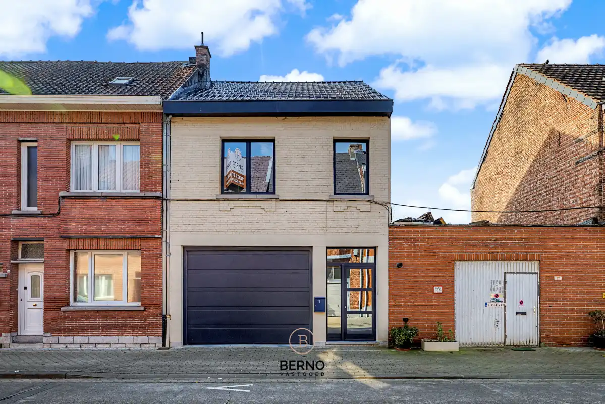 Hoofdfoto van de publicatie: Rijwoning met ruime garage en zongerichte tuin.