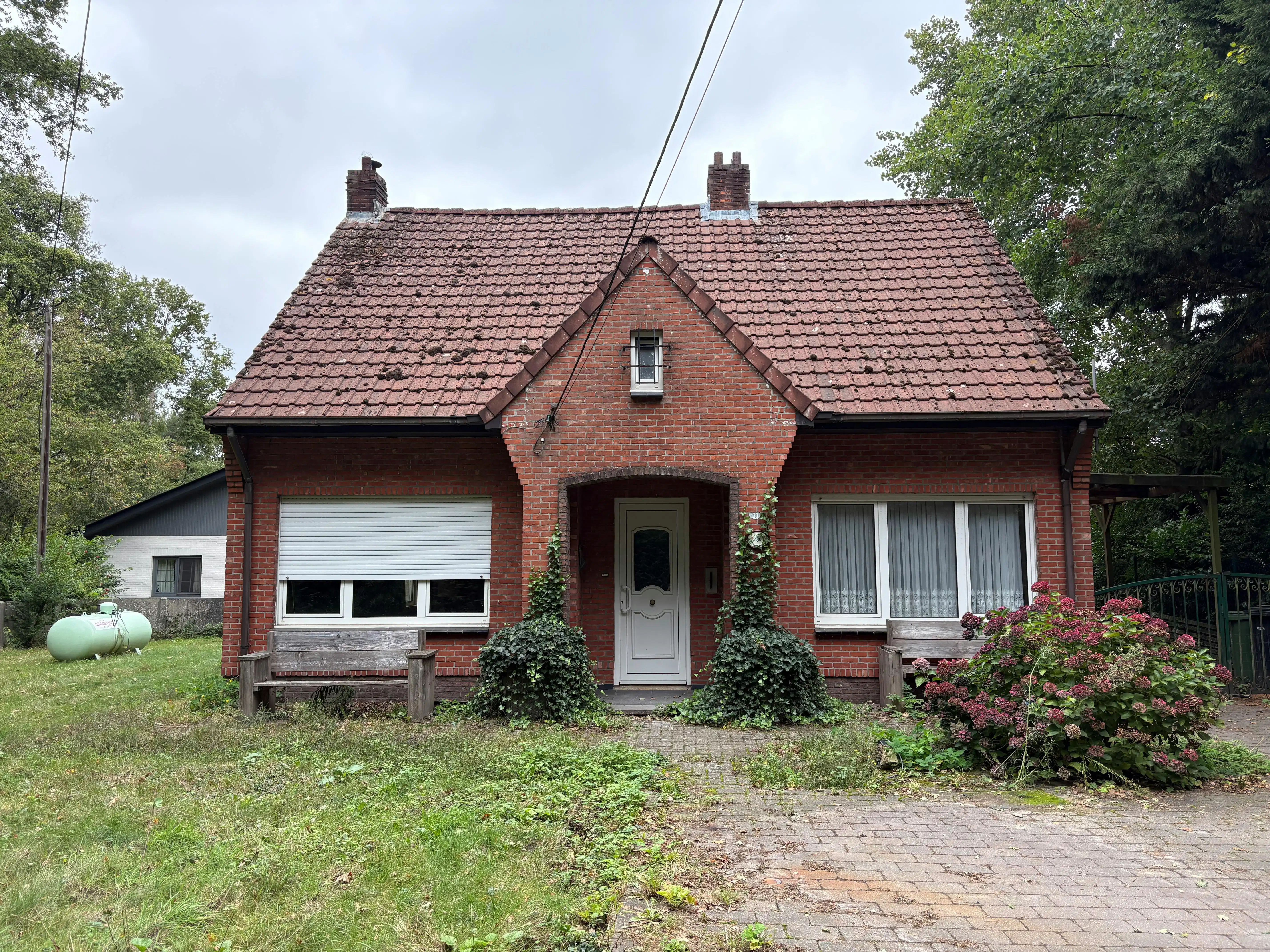 Hoofdfoto van de publicatie: Te renoveren te koop met 4 à 5 slaapkamers te Essen-Wildert!