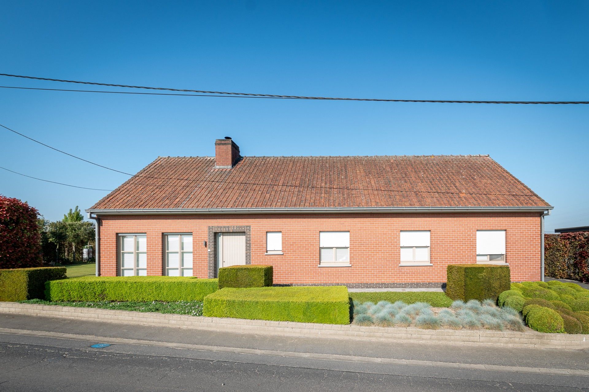 Rustig gelegen, ruime woning met magazijn foto {{pictureIndex}}