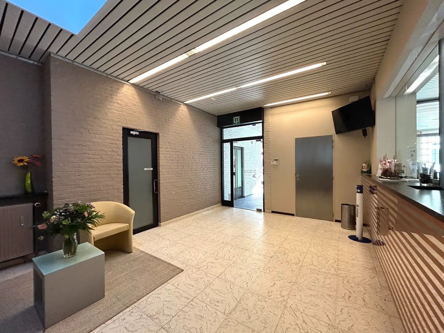 Veelzijdig handelspand op de Markt van Tielt! foto 6