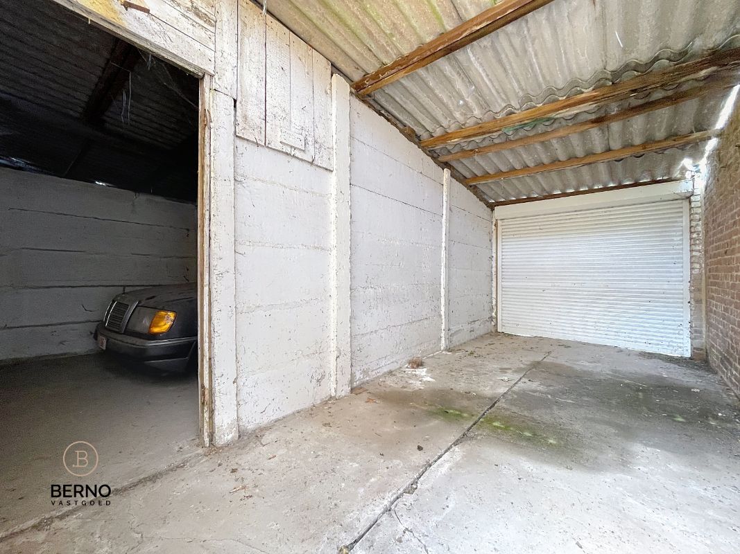 Te renoveren, ruime rijwoning met tuin en garageboxen foto 10