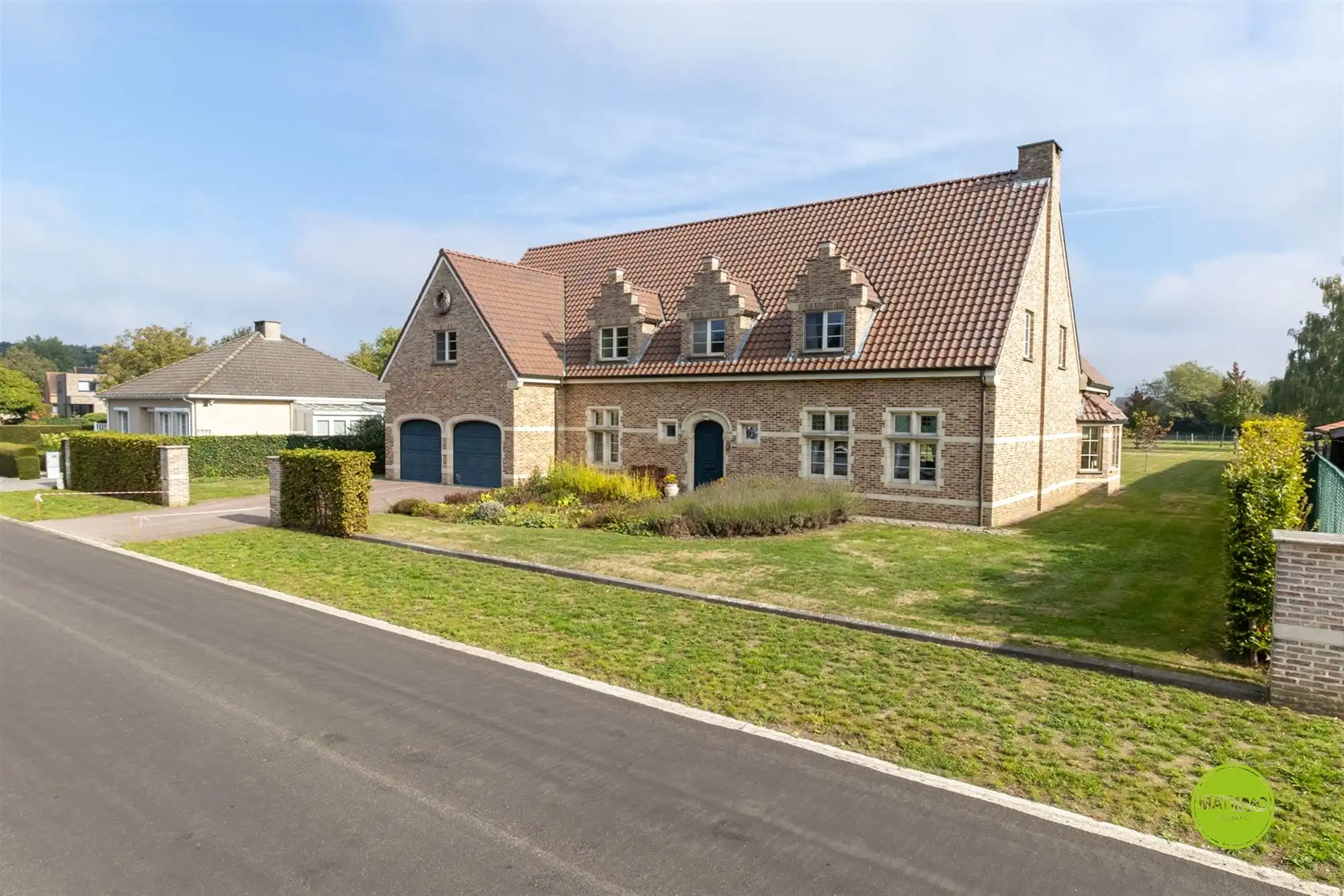 Prachtige, landelijke villa op een perceel van 2.579 m2 in hartje Heppen foto {{pictureIndex}}