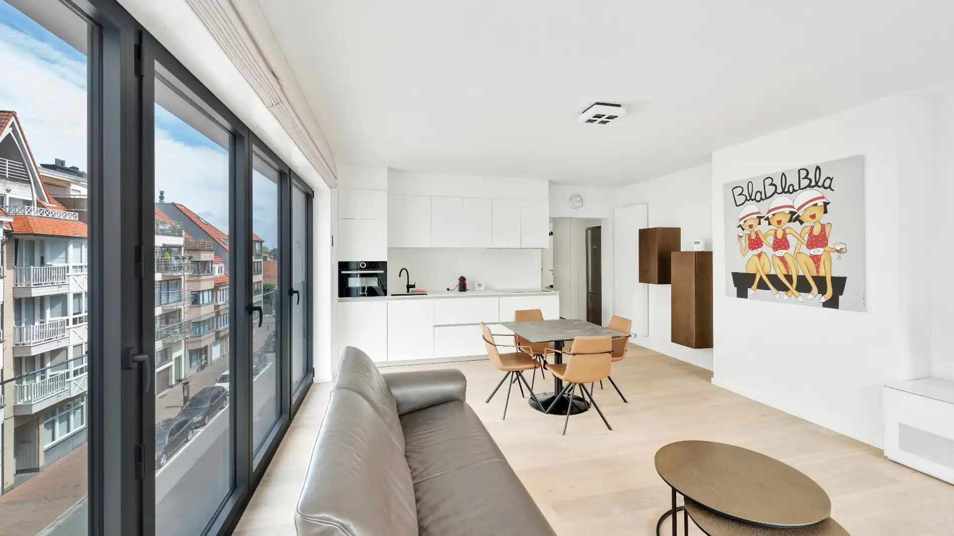 Mooi gerenoveerd, zuidwest georiënteerd HOEKappartement centraal gelegen op de Lippenslaan te Knokke. foto 7