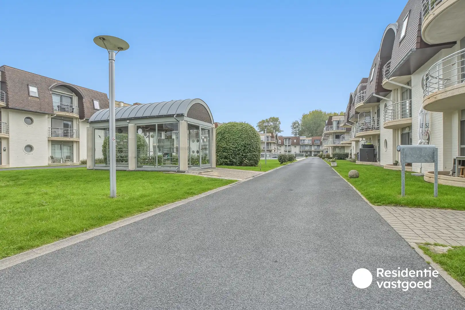 Instapklaar éénslaapkamerappartement met terras en zwembad te Bredene! foto 13