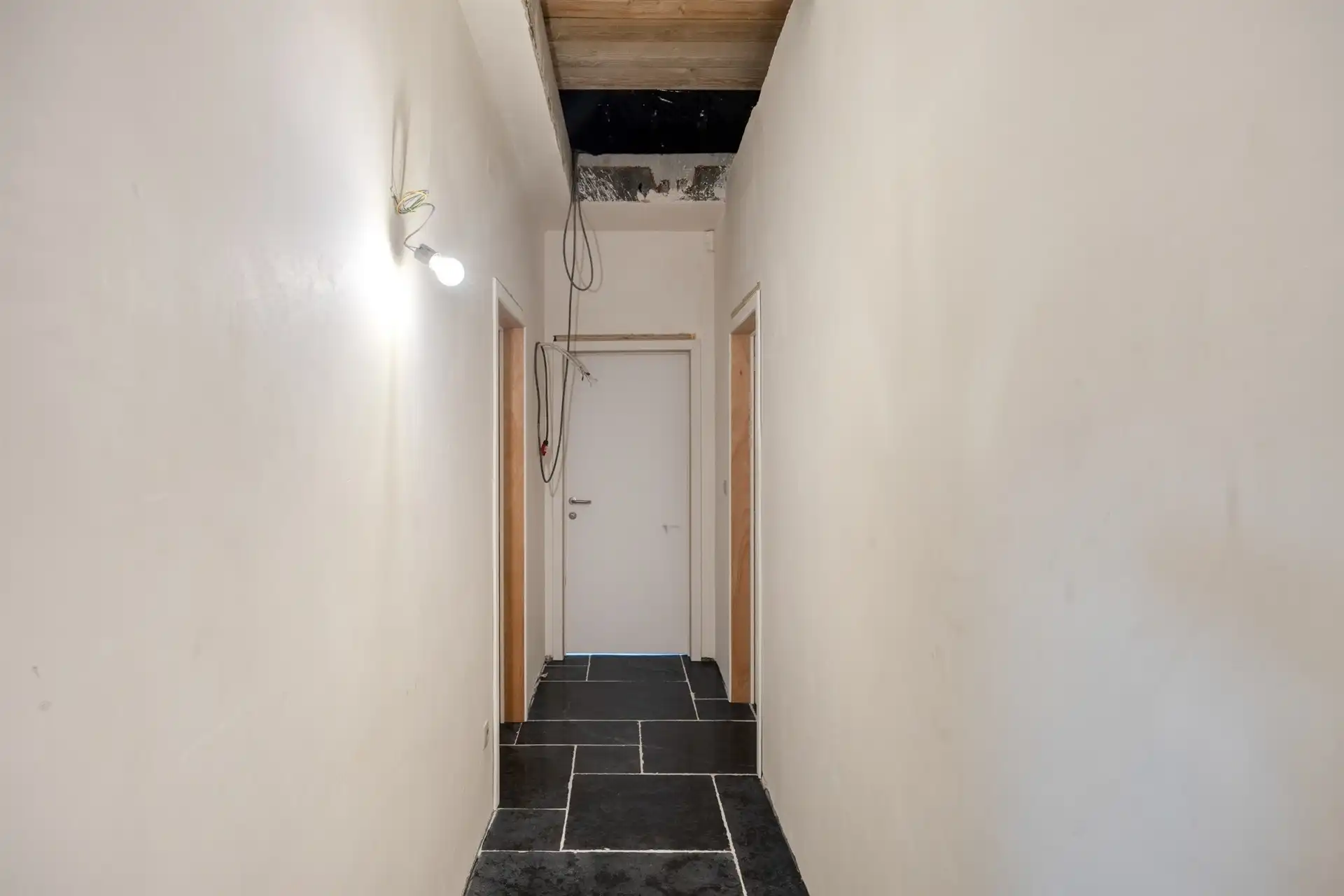 Volledige gerenoveerde woning met loods foto 30
