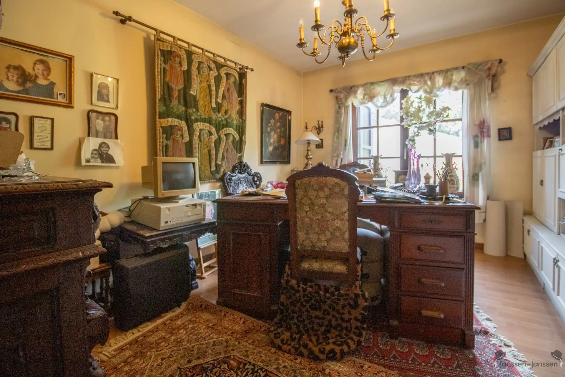 Ruime op te frissen villa met 2 keukens, 2 badkamers en min. 5 slaapkamers op 1.157 m² foto 20