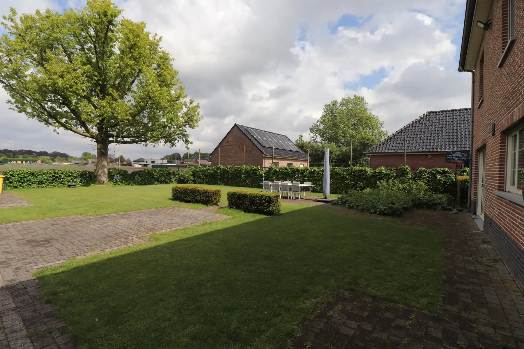 Een prachtige ruime villa met garage en tuin. foto 25