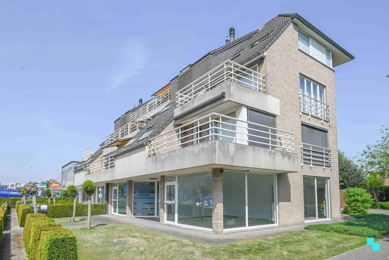 Handelsruimte met veel mogelijkheden op toplocatie in Oostrozebeke! foto 12