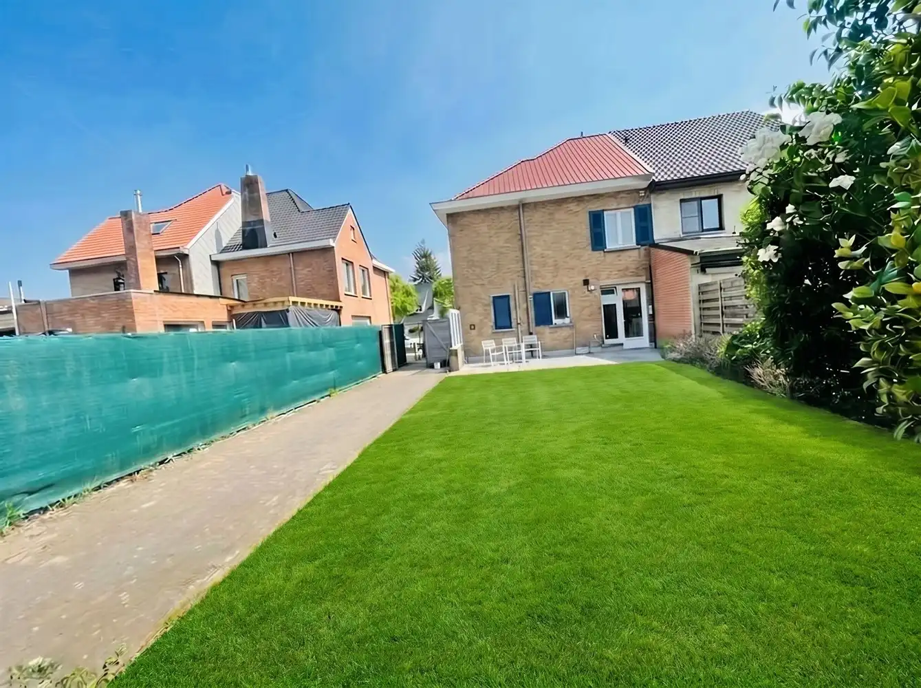 Assebroek INSTAPKLARE CHARMANTE GEZINSWONING, HALF-OPEN BEBOUWING met GROTE ZONNIGE TUIN, OPRIT en GARAGE foto 2