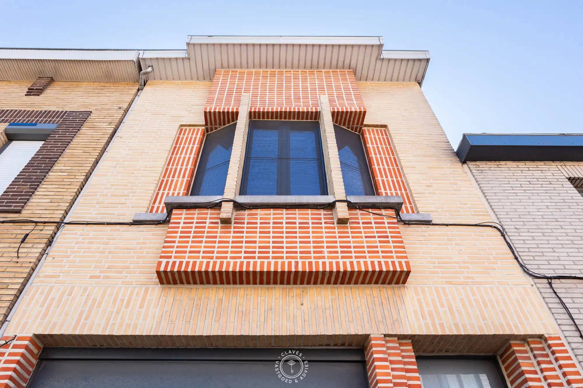 Hedendaagse gezinswoning achter statige art-decogevel foto 3