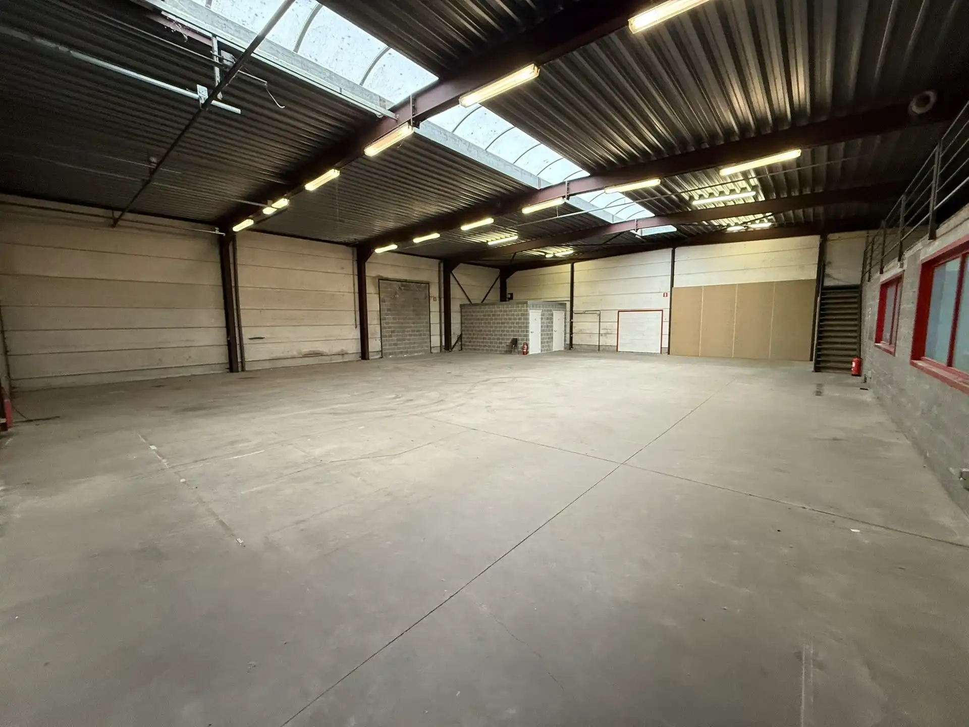 Magazijn met kantoren te huur in industriezone TTS te Temse foto 2