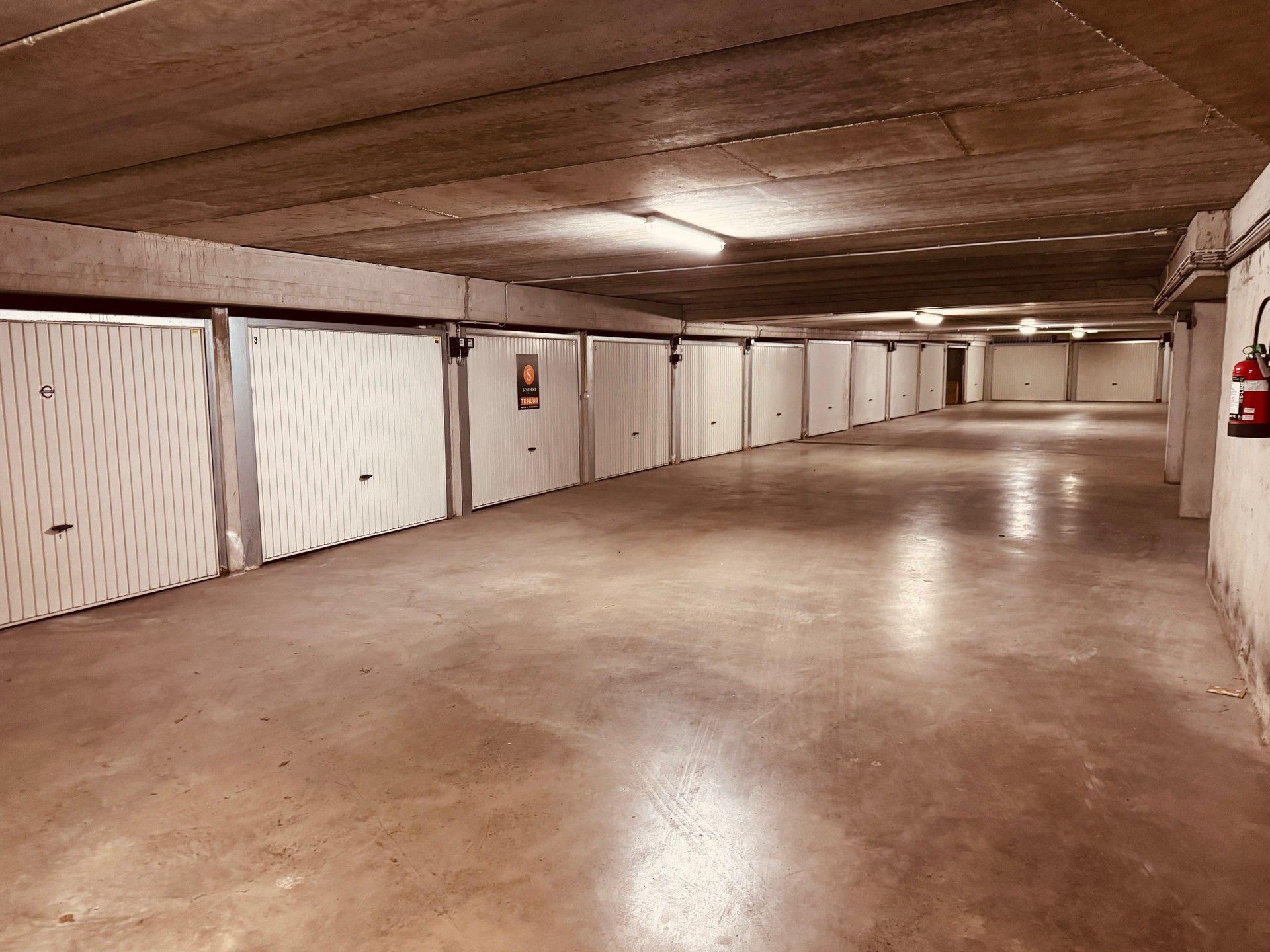 Verhuur garage onder het gemeentehuis van De Haan. foto 3