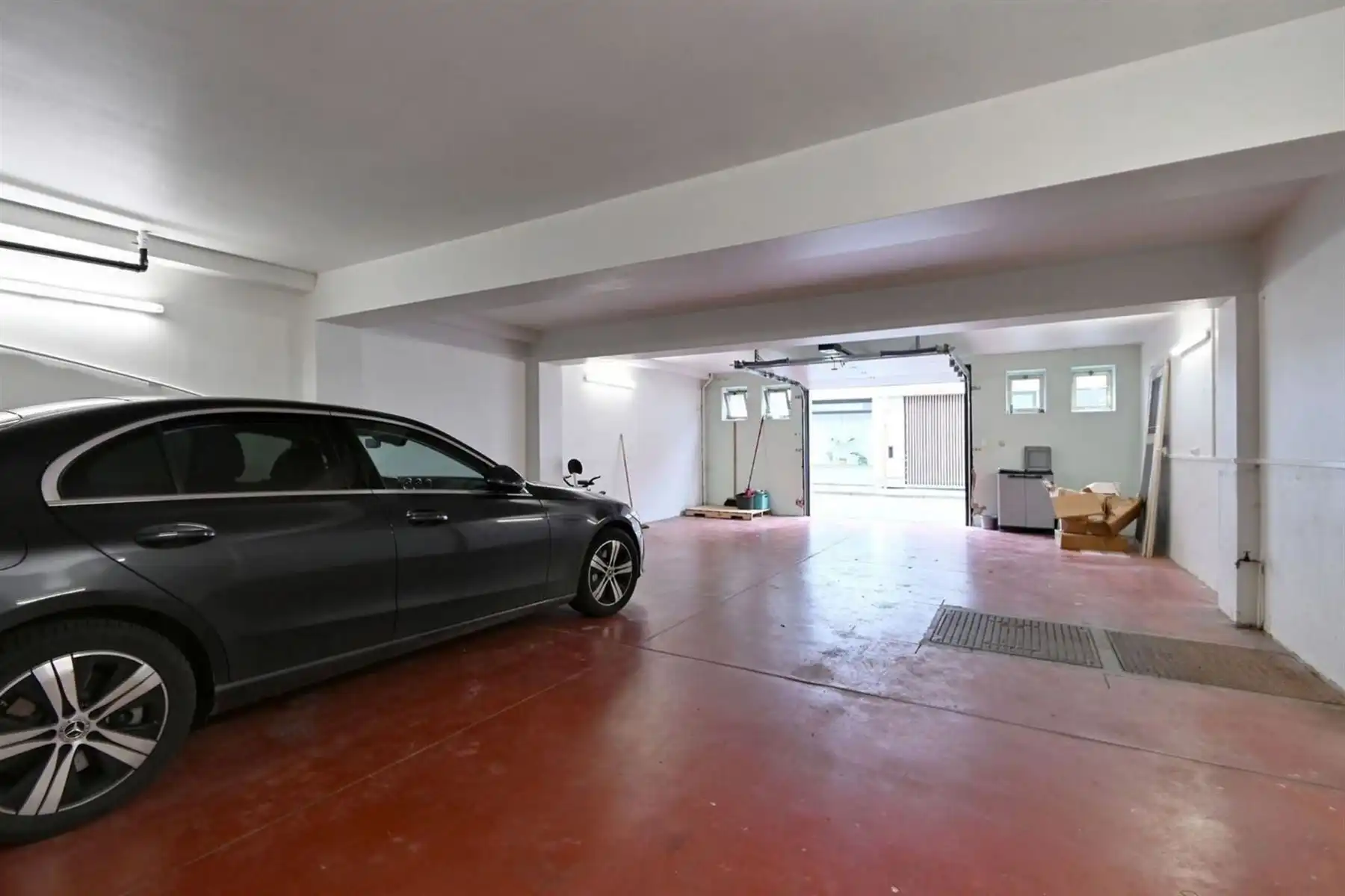 Modern, gerenoveerd kantoor met ruime garage foto 12