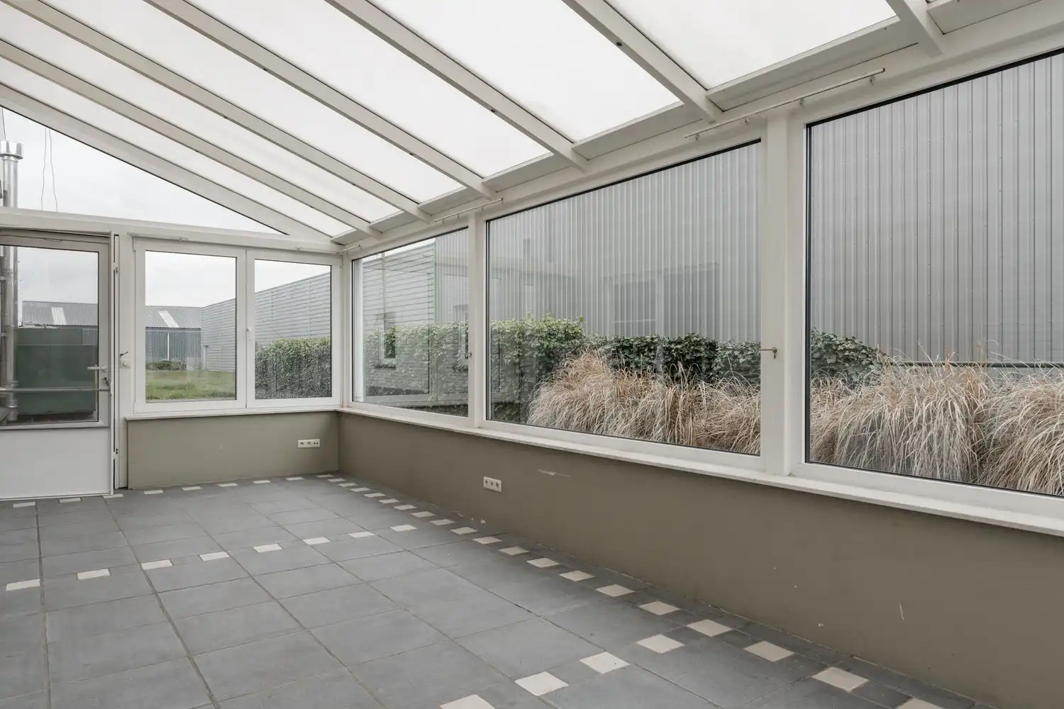 BEDRIJFSPAND MET CONCIERGEWONING foto 36