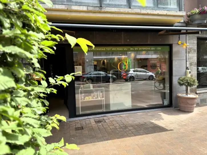 Instapklare traiteurzaak met appartement ter overname in het centrum van Deinze foto {{pictureIndex}}