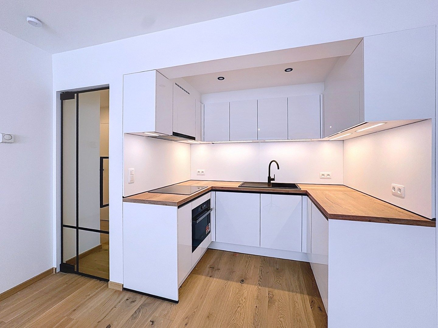 Volledig gerenoveerd appartement met 2 slaapkamers foto 2